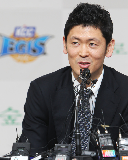 추승균(농구선수/소속팀-전주KCC이지스)
<YONHAP PHOTO-0532> 추승균 선수 은퇴 기자회견 (서울=연합뉴스) 홍기원 기자 = 프로농구 전주 KCC의 추승균이 15일 오후 서울 서초구 서초동 KCC 본사에서 은퇴 기자회견을 열고 소감을 말하고 있다. 추승균은 KCC의 전신 현대에 입단해서 1997-1998시즌부터 줄곧 한 팀에서만 뛰어왔으며 5차례 챔피언결정전 우승 경력을 갖고 있다. 2012.3.15 xanadu@yna.co.kr/2012-03-15 12:50:46/ <저작권자 ⓒ 1980-2012 ㈜연합뉴스. 무단 전재 재배포 금지.>
Choo Seung-gyun speaks during a press conference in Seoul on Thursday.  Yonhap News