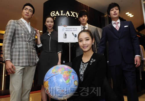 제일모직 갤럭시가 '2012 서울 핵안보정상회의'의 성공적인 개최를 기원하며 15일 오전 신세계백화점 본점 갤럭시 매장에서 글로벌 리더를 위한 '2012 프레지던트 라인'을 출시하는 기념행사를 가지고 있다. 박해묵 기자/mook@heraldm.com\r\n제일모직 갤럭시가 '2012 서울 핵안보정상회의'의 성공적인 개최를 기원하며 15일 오전 신세계백화점 본점 갤럭시 매장에서 글로벌 리더를 위한 '2012 프레지던트 라인'을 출시하는 기념행사를 가지고 있다. 박해묵 기자/mook@heraldm.com