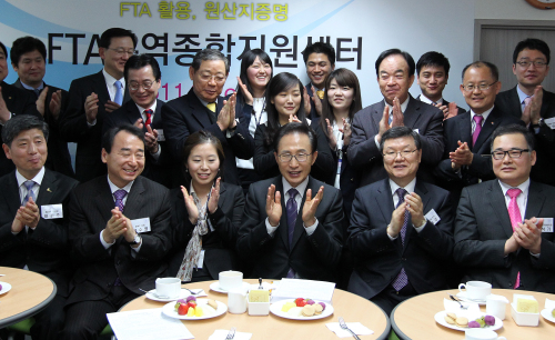이명박(대통령)
<YONHAP PHOTO-0551> 李대통령, FTA무역종합지원센터 방문 (서울=연합뉴스) 김병만 기자 = 이명박 대통령이 15일 서울 삼성동 무역협회 내 FTA무역종합지원센터를 방문, FTA 지원 현황을 보고 받은 후 직원들과 박수를 치고 있다. <<청와대 제공>> 2012.3.15 kimb01@yna.co.kr/2012-03-15 13:15:55/ <저작권자 ⓒ 1980-2012 ㈜연합뉴스. 무단 전재 재배포 금지.>
President Lee Myung-bak (center, seated) applauds with employees of the FTA Information & Business Support Center under the Korea International Trade Association in southern Seoul on Thursday, during his visit there to mark the implementation of the South Korea-U.S. FTA.    Cheong Wa Dae