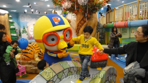 Parents and children have fun at the Pororo Park KINTEX branch during a pre-opening event held Thursday. Pororo Park KINTEX branch