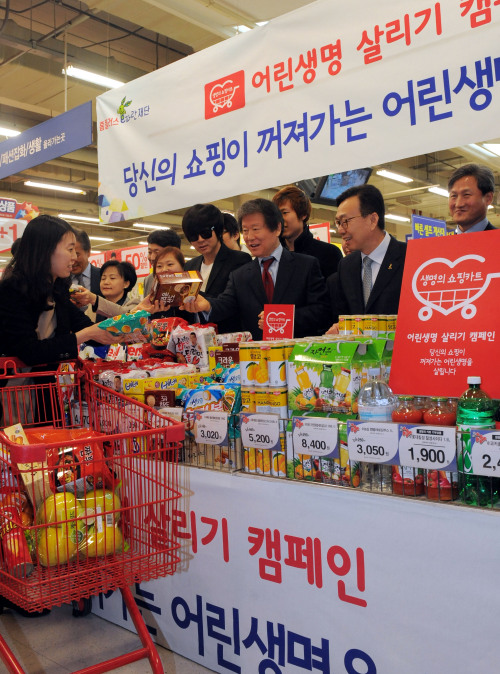 15일 오전 서울 영등포구 문래동 홈플러스 영등포점에서 '어린생명 살리기 캠페인'에 참여하는 기관 대표들이 백혈병소아암 어린이를 돕기 위해 상품을 팔고 잇다.홈플러스는 지난 1일부터 고객과 200여 개 협력회사를 비롯해 임직원, 정부, NGO, 의료기관 등이 함께 하는 '어린생명 살리기 캠페인'을 시작했다./ 안훈기자 rosedale@ 2012.03.15\r\n15일 오전 서울 영등포구 문래동 홈플러스 영등포점에서 '어린생명 살리기 캠페인'에 참여하는 기관 대표들이 백혈병소아암 어린이를 돕기 위해 상품을 팔고 잇다.홈플러스는 지난 1일부터 고객과 200여 개 협력회사를 비롯해 임직원, 정부, NGO, 의료기관 등이 함께 하는 '어린생명 살리기 캠페인'을 시작했다./ 안훈기자 rosedale@ 2012.03.15