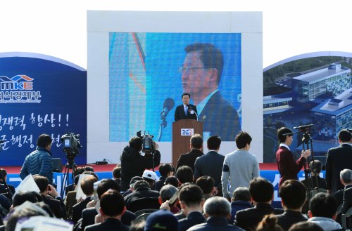 <YONHAP PHOTO-0912> 기술표준원 착공식에 참석한 홍석우 지식경제부 장관 (서울=연합뉴스) 홍석우 지식경제부장관은 15일 충북 음성군 맹동면 충북혁신도시 기술표준원 부지에서 이시종 충북도지사, 정범구 국회의원, 유한준 국토부 공공기관이전추진단 부단장, 이필용 음성군수, 유영훈 진천군수, 충북 혁신도시 동반이전기관장 및 지역주민 등 500여명이 참석한 가운데 열린 '기술표준원 착공식'에 참석, 착공을 알리는 발파 퍼포먼스를 가졌다. 2012.3.15 << 지식경제부 >> photo@yna.co.kr/2012-03-15 17:29:11/ <저작권자 ⓒ 1980-2012 ㈜연합뉴스. 무단 전재 재배포 금지.>\r\n<YONHAP PHOTO-0912> 기술표준원 착공식에 참석한 홍석우 지식경제부 장관 (서울=연합뉴스) 홍석우 지식경제부장관은 15일 충북 음성군 맹동면 충북혁신도시 기술표준원 부지에서 이시종 충북도지사, 정범구 국회의원, 유한준 국토부 공공기관이전추진단 부단장, 이필용 음성군수, 유영훈 진천군수, 충북 혁신도시 동반이전기관장 및 지역주민 등 500여명이 참석한 가운데 열린 '기술표준원 착공식'에 참석, 착공을 알리는 발파 퍼포먼스를 가졌다. 2012.3.15 << 지식경제부 >> photo@yna.co.kr/2012-03-15 17:29:11/ <저작권자 ⓒ 1980-2012 ㈜연합뉴스. 무단 전재 재배포 금지.>\r\n<YONHAP PHOTO-0912> 기술표준원 착공식에 참석한 홍석우 지식경제부 장관 (서울=연합뉴스) 홍석우 지식경제부장관은 15일 충북 음성군 맹동면 충북혁신도시 기술표준원 부지에서 이시종 충북도지사, 정범구 국회의원, 유한준 국토부 공공기관이전추진단 부단장, 이필용 음성군수, 유영훈 진천군수, 충북 혁신도시 동반이전기관장 및 지역주민 등 500여명이 참석한 가운데 열린 '기술표준원 착공식'에 참석, 착공을 알리는 발파 퍼포먼스를 가졌다. 2012.3.15 << 지식경제부 >> photo@yna.co.kr/2012-03-15 17:29:11/ <저작권자 ⓒ 1980-2012 ㈜연합뉴스. 무단 전재 재배포 금지.>