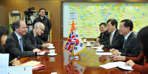 <YONHAP PHOTO-0800> 박원순 서울시장, 스콧 와이트먼 영국대사와 면담 (서울=연합뉴스) 박원순 서울시장이 15일 서울시청 집무실에서 스콧 와이트먼 주한 영국대사와 면담을 하고 있다. 2012.3.15 << 서울시청 >> photo@yna.co.kr/2012-03-15 16:01:53/ <저작권자 ⓒ 1980-2012 ㈜연합뉴스. 무단 전재 재배포 금지.>\r\n<YONHAP PHOTO-0800> 박원순 서울시장, 스콧 와이트먼 영국대사와 면담 (서울=연합뉴스) 박원순 서울시장이 15일 서울시청 집무실에서 스콧 와이트먼 주한 영국대사와 면담을 하고 있다. 2012.3.15 << 서울시청 >> photo@yna.co.kr/2012-03-15 16:01:53/ <저작권자 ⓒ 1980-2012 ㈜연합뉴스. 무단 전재 재배포 금지.>\r\n<YONHAP PHOTO-0800> 박원순 서울시장, 스콧 와이트먼 영국대사와 면담 (서울=연합뉴스) 박원순 서울시장이 15일 서울시청 집무실에서 스콧 와이트먼 주한 영국대사와 면담을 하고 있다. 2012.3.15 << 서울시청 >> photo@yna.co.kr/2012-03-15 16:01:53/ <저작권자 ⓒ 1980-2012 ㈜연합뉴스. 무단 전재 재배포 금지.>