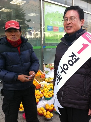 충북 정치 1번지인 청주 상당구에 출마한 정우택(왼쪽) 새누리당 후보와 홍재형 민주통합당 후보는 초반부터 상대방을 공격하면서 선거전 초반부터 치열한 화력전을 펼치고 있다.  \n 청주=양대근 기자@bigroot
