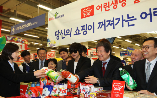 <YONHAP PHOTO-0470> 홈플러스, 세상을 바꾸는 따뜻한 경영 (서울=연합뉴스) 김연정 기자 = 15일 오전 서울 영등포구 문래동 홈플러스 영등포점에서 '어린이생명 살리기 캠페인'에 참여하는 기관 대표들이 백혈병소아암 어린이를 돕기 위해 상품을 판매하고 있다. 행사에는 홈플러스 e파란재단 이승한 이사장, 한국백혈병소아암협회 천진욱 사무총장, 홈플러스 e파란재단 설도원 사무총장을 비롯해 어린이생명 살리기 캠페인 메신저 가수 윤도현 등이 참여하고 있다. 2012.3.15 maum@yna.co.kr/2012-03-15 12:03:39/ <저작권자 ⓒ 1980-2012 ㈜연합뉴스. 무단 전재 재배포 금지.>\r\n<YONHAP PHOTO-0470> 홈플러스, 세상을 바꾸는 따뜻한 경영 (서울=연합뉴스) 김연정 기자 = 15일 오전 서울 영등포구 문래동 홈플러스 영등포점에서 '어린이생명 살리기 캠페인'에 참여하는 기관 대표들이 백혈병소아암 어린이를 돕기 위해 상품을 판매하고 있다. 행사에는 홈플러스 e파란재단 이승한 이사장, 한국백혈병소아암협회 천진욱 사무총장, 홈플러스 e파란재단 설도원 사무총장을 비롯해 어린이생명 살리기 캠페인 메신저 가수 윤도현 등이 참여하고 있다. 2012.3.15 maum@yna.co.kr/2012-03-15 12:03:39/ <저작권자 ⓒ 1980-2012 ㈜연합뉴스. 무단 전재 재배포 금지.>\r\n<YONHAP PHOTO-0470> 홈플러스, 세상을 바꾸는 따뜻한 경영 (서울=연합뉴스) 김연정 기자 = 15일 오전 서울 영등포구 문래동 홈플러스 영등포점에서 '어린이생명 살리기 캠페인'에 참여하는 기관 대표들이 백혈병소아암 어린이를 돕기 위해 상품을 판매하고 있다. 행사에는 홈플러스 e파란재단 이승한 이사장, 한국백혈병소아암협회 천진욱 사무총장, 홈플러스 e파란재단 설도원 사무총장을 비롯해 어린이생명 살리기 캠페인 메신저 가수 윤도현 등이 참여하고 있다. 2012.3.15 maum@yna.co.kr/2012-03-15 12:03:39/ <저작권자 ⓒ 1980-2012 ㈜연합뉴스. 무단 전재 재배포 금지.>