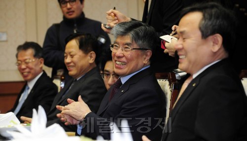 김중수 한국은행 총재가 16일 오전 서울 중구 소공동 한국은행 본관에서 열린 금융협의회를 주재하고 있다. 이 날 김 총재는  한·미 자유무역협정(FTA)이 발효된 것과 관련해 "한국에 좋은 기회"라고 평가했다. 박해묵 기자/mook@heraldm.com\r\n김중수 한국은행 총재가 16일 오전 서울 중구 소공동 한국은행 본관에서 열린 금융협의회를 주재하고 있다. 이 날 김 총재는  한·미 자유무역협정(FTA)이 발효된 것과 관련해 "한국에 좋은 기회"라고 평가했다. 박해묵 기자/mook@heraldm.com\r\n김중수 한국은행 총재가 16일 한은에서 시중은행장들과 금융협의회를 갖고 “한미 자유무역협정(FTA) 발효는 우리에게 좋은 기회”라고 말하고 있다. 박해묵 기자/mook@heraldm.com