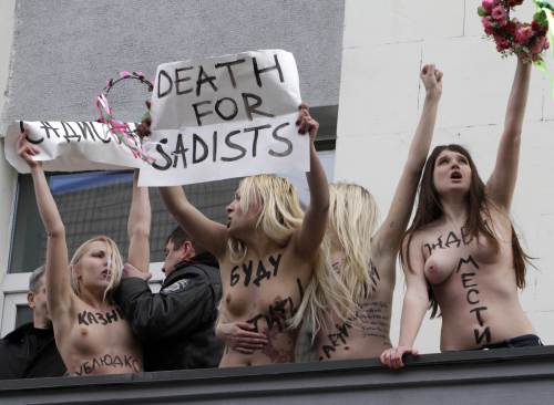 <YONHAP PHOTO-1120> Interior Ministry officers detain activists of the Ukrainian women's movement Femen protesting in front of the state prosecutor's office in Kiev March 15, 2012. Femen demanded tough punishment for three men accused of raping a woman Oksana Makar, strangling her and setting her on fire in the Ukrainian city of Mykolayiv earlier this month, leading to heavy injuries, according to local media. REUTERS/Anatolii Stepanov (UKRAINE - Tags: CIVIL UNREST CRIME LAW) TEMPLATE OUT/2012-03-15 21:46:07/ <저작권자 ⓒ 1980-2012 ㈜연합뉴스. 무단 전재 재배포 금지.>\r\n<YONHAP PHOTO-1120> Interior Ministry officers detain activists of the Ukrainian women's movement Femen protesting in front of the state prosecutor's office in Kiev March 15, 2012. Femen demanded tough punishment for three men accused of raping a woman Oksana Makar, strangling her and setting her on fire in the Ukrainian city of Mykolayiv earlier this month, leading to heavy injuries, according to local media. REUTERS/Anatolii Stepanov (UKRAINE - Tags: CIVIL UNREST CRIME LAW) TEMPLATE OUT/2012-03-15 21:46:07/ <저작권자 ⓒ 1980-2012 ㈜연합뉴스. 무단 전재 재배포 금지.>