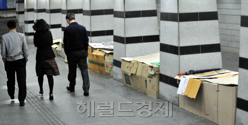 꽃샘추위가 풀려 지상에는 이른 봄 날씨를 보이고 있는 가운데 서울 중구 덕수궁 지하차도에 갈 곳없는 노숙자들의 박스 텐트가 줄줄이 늘어선 모습이 안타깝다.<br />김명섭 기자 msiron@\r\n꽃샘추위가 풀려 지상에는 이른 봄 날씨를 보이고 있는 가운데 서울 중구 덕수궁 지하차도에 갈 곳없는 노숙자들의 박스 텐트가 줄줄이 늘어선 모습이 안타깝다.\n김명섭 기자 msiron@