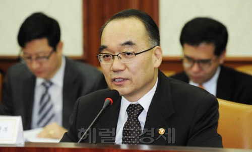 박재완 기획재정부장관이 16일 오전 정부중앙청사에서 물가관계장관회의를 주재하고 있다. 박해묵 기자/mook@heraldm.com