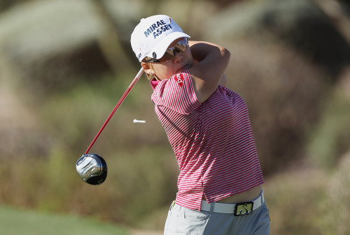 <YONHAP PHOTO-0183> PHOENIX, AZ - MARCH 15: Jiyai Shin of South Korea hits her tee shot on the 12th hole during the first round of the RR Donnelley LPGA Founders Cup at the JW Marriott Desert Ridge Resort & Spa on March 15, 2012 in Phoenix, Arizona. Scott Halleran/Getty Images/AFP== FOR NEWSPAPERS, INTERNET, TELCOS & TELEVISION USE ONLY ==../2012-03-16 06:48:40/ <저작권자 ⓒ 1980-2012 ㈜연합뉴스. 무단 전재 재배포 금지.>
Shin Ji-yai hits her tee shot on the 12th hole during the first round of the RR Donnelley LPGA Founders Cup at the JW Marriott Desert Ridge Resort & Spa in Phoenix on Thursday.  AFP-Yonhap News