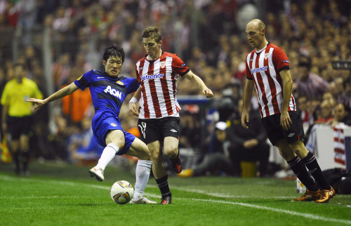 <YONHAP PHOTO-0167> Manchester United's Park Ji-Sung from Korea Republic, right, is tackled by Athletic Bilbao's Iker Muniain and Gaizka Toquero during their Europa League second leg, round of 16 soccer match at the San Mames stadium in Bilbao, northern Spain, Thursday, March 15, 2012. (AP Photo/Juan Manuel Serrano Arce)/2012-03-16 06:30:24/ <저작권자 ⓒ 1980-2012 ㈜연합뉴스. 무단 전재 재배포 금지.>
Manchester United’s Park Ji-sung (right) is tackled by Athletic Bilbao’s Iker Muniain and Gaizka Toquero during their Europa League second leg, round of 16 soccer match at the San Mames stadium in Bilbao, Spain, Thursday.  AP-Yonhap News