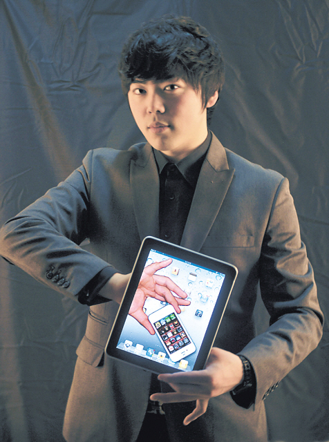 Korean magician Jin Hyo-beom showcases one of his media magic tricks at a studio in Gwangju.   (Yonhap News)