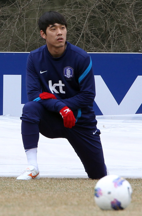 박주영(축구선수/소속팀-아스널)
<YONHAP PHOTO-0819> 대표팀으로 돌아온 박주영 (서울=연합뉴스) 배재만 기자 = 쿠웨이트와 2014 브라질 월드컵 3차 예선 B조 6차전을 앞둔 한국축구대표팀 박주영이 28일 오후 파주NFC에서 마지막 담금질을 하고 있다. 2012.2.28 scoop@yna.co.kr http://blog.yonhapnews.co.kr/f6464/2012-02-28 16:38:28/ <저작권자 ⓒ 1980-2012 ㈜연합뉴스. 무단 전재 재배포 금지.>
Park Chu-young  Yonhap News