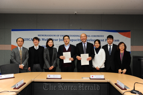 KOICA director Jung Sang-hoon (fourth from left) and JICA deputy director general Kenzo Iwakami (fourth from right) after signing an MOU on the joint capacity development program between KOICA and JICA in Seoul on Feb. 17.  KOICA