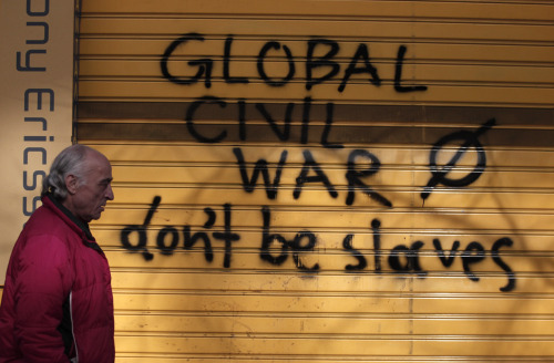 <YONHAP PHOTO-0291> A pedestrian walks by graffiti on a shuttered shop window in Athens on Saturday, March 17 2012. Greece will get 5.9 billion euros ($7.7 billion) in new bailout money on Monday, the first slice of a new rescue package meant to keep the country afloat while it overhauls its economy. (AP Photo/ Dimitri Messinis)/2012-03-18 05:27:35/ <저작권자 ⓒ 1980-2012 ㈜연합뉴스. 무단 전재 재배포 금지.>
A pedestrian walks by graffiti on a shuttered shop window in Athens on Saturday.  AP-Yonhap News