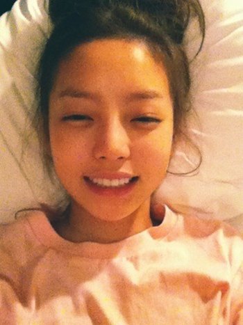 구하라(가수,탤런트)\r\n 걸그룹 카라의 구하라가 잠들기 전 민낯 셀카를 공개해 화제다.