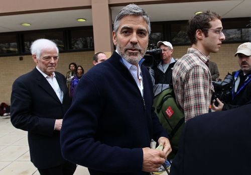 조지 클루니 (George Clooney /영화배우, 영화감독/미국)
<YONHAP PHOTO-0166> WASHINGTON, DC - MARCH 16: Actor George Clooney (C) and his father Nick Clooney (L) leave the Washington Metropolitan Police Department after being arrested outside the Embassy of Sudan March 16, 2012 in Washington, DC. United to End Genocide, the Enough Campaign and Amnesty International held a rally to call on the United States and world leaders to stop the violence in South Sudan and prevent hundreds of thousands of people from starving. Win McNamee/Getty Images/AFP== FOR NEWSPAPERS, INTERNET, TELCOS & TELEVISION USE ONLY ==../2012-03-17 07:50:09/ <저작권자 ⓒ 1980-2012 ㈜연합뉴스. 무단 전재 재배포 금지.>
Actor George Clooney leaves the Washington Metropolitan Police Department after being arrested outside the Embassy of Sudan in Washington, D.C., Friday.    AFP-Yonhap News