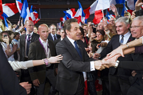 <YONHAP PHOTO-0254> French President and candidate for the 2012 Presidential Elections Nicolas Sarkozy shakes hands with supporters before a meeting in Lyon, central France, Saturday, March 17, 2012. (AP Photo/Lionel Bonaventure, Pool)/2012-03-18 05:25:16/ <저작권자 ⓒ 1980-2012 ㈜연합뉴스. 무단 전재 재배포 금지.>
French President Nicolas Sarkozy shakes hands with supporters before a meeting in Lyon on Saturday.
AP-Yonhap News