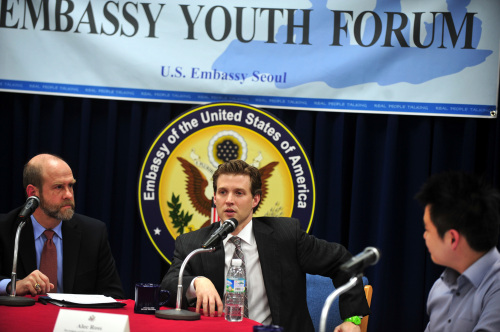 Innovation and technology adviser to Hillary Clinton, Alec Ross, speaks at a youth forum in Seoul.
U.S. embassy