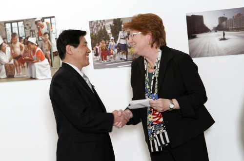 <YONHAP PHOTO-0532> Korean Central News Agency Senior Vice President Kim Chang Gwang, left, and Associated Press Senior Vice President and Executive Editor Kathleen Carroll shake hands during an opening reception for the Window on North Korea: Photographs from the DPRK photo exhibit, Thursday, March 15, 2012, in New York. The exhibit, which marks 100 years since the birth of former North Korean leader Kim Il Sung, is a joint exhibition by The Associated Press and the Korean Central News Agency. (AP Photo/Jason DeCrow)/2012-03-16 10:13:47/ <저작권자 ⓒ 1980-2012 ㈜연합뉴스. 무단 전재 재배포 금지.>
Korean Central News Agency Senior Vice President Kim Chang-gwan (left) and Associated Press Senior Vice President and Executive Editor Kathleen Carroll shake hands during an opening reception for the “Window on North Korea: Photographs from the DPRK” photo exhibit Thursday, in New York.   AP-Yonhap News