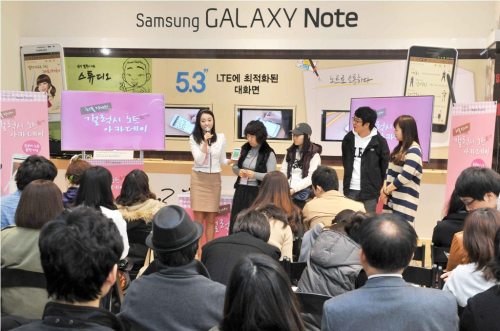 <YONHAP PHOTO-0681> 갤럭시 노트로 만든 손글씨 노트 아카데미 개최 (서울=연합뉴스) 삼성전자가 지난 17일 코엑스 갤럭시 존에서 소비자들을 대상으로 '삼성 갤럭시 노트로 만든 손글씨 노트 아카데미'를 진행했다. 타이포 아티스트 '하폴'(본명: 이지남)과 함께 오프라인 아카데미를 열고 참석자들에게 직접 갤럭시 노트를 100% 활용할 수 있는 노하우를 전달하는 시간을 가졌다. 2012.3.18 << 삼성전자 >> photo@yna.co.kr/2012-03-18 13:39:44/ <저작권자 ⓒ 1980-2012 ㈜연합뉴스. 무단 전재 재배포 금지.>
Samsung Electronics holds a class that shows people how to make full use of the handwriting feature on the Galaxy Note in southern Seoul on Saturday.    Samsung Electronics