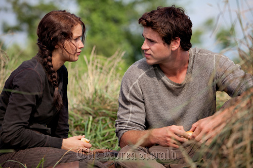 제니퍼 로렌스(좌/Jennifer Lawrence/영화배우/미국)/리암 헤스워드(Liam Hemsworth/영화배우/오스트레일리아)
Katniss Everdeen (Jennifer Lawrence, left) and Gale Hawthorne (Liam Hemsworth) star in “The Hunger Games.”   MCT