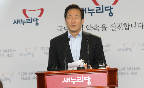 정몽준(국회의원)
<YONHAP PHOTO-0606> 새누리당 공천 비판하는 정몽준 전대표 (서울=연합뉴스) 김병만 기자 = 새누리당 정몽준 전 대표가 18일 오전 여의도 당사에서 기자회견을 갖고 당 비대위 공천 문제점을 지적하며 박근혜 비대위원장을 비판하고 있다. 2012.3.18 kimb01@yna.co.kr/2012-03-18 11:43:22/ <저작권자 ⓒ 1980-2012 ㈜연합뉴스. 무단 전재 재배포 금지.>
Rep. Chung Mong-joon of Saenuri Party criticizes Rep. Park Geun-hye for irregularities in the party’s nomination process at the party’s headquarters in Seoul on Sunday.  Yonhap News