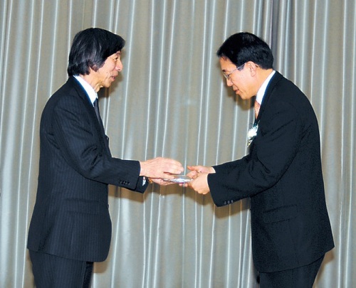 천시영(언론인,소속-헤럴드미디어)
Japanese Ambassador Masatoshi Muto (left) presents a plaque of appreciation to Chon Shi-yong, managing editor of The Korea Herald, at a reception in Seoul on Wednesday. (Japanese Embassy)