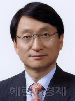 허일섭(기업인/소속-녹십자(대표이사회장))\r\n허일섭(58ㆍ사진) 녹십자 회장이 최근 바이오스펙트럼(BioSpectrum) 주관 ‘올해의 인물상(Person of the Year)’을 수상했다.