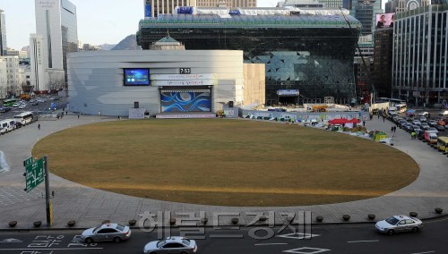 19일 서울광장이 새봄을 맞아 지난 겨울 설치되었던 스케이트장을 철거하고 푸른 잔디를 깔아 새단장을 하고 있다.<br />이상섭 기자 babtong@heraldm.com 2012.03.19\r\n19일 서울광장이 새봄을 맞아 지난 겨울 설치되었던 스케이트장을 철거하고 푸른 잔디를 깔아 새단장을 하고 있다.\n이상섭 기자 babtong@heraldm.com 2012.03.19\r\n19일 서울광장이 새봄을 맞아 지난 겨울 설치되었던 스케이트장을 철거하고 푸른 잔디를 깔아 새단장을 하고 있다.\n이상섭 기자 babtong@heraldm.com 2012.03.19