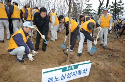르노삼성자동차는 지난 주말 부산 공장 인근 화전산업단지 녹지대에서 부산광역시와 함께 ‘그린 부산 조성 나무심기’ 행사를 가졌다. 오직렬 부사장과 허남식 부산광역시장을 비롯해 양사 임직원, 지역 시민 등 총 2000명이 참여한 이날 행사에서 참가자들은 6600여그루의 감나무, 매실나무, 영산홍 등을 심었다.