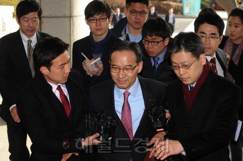 역외탈세의혹을 받고 있는 선종구 하이마트회장이 19일 오전 9시10분경 서울 서초동 대검찰청사에 출두를 하고 있다. 선회장은 기자들의 물음에 "성실히 조사받겠다."고 짤막하게 언급후 조사실로 향하고 있다.<br />이상섭 기자. babtong@heraldm.com 2012.03.19\r\n역외탈세의혹을 받고 있는 선종구 하이마트회장이 19일 오전 9시10분경 서울 서초동 대검찰청사에 출두를 하고 있다. 선회장은 기자들의 물음에 "성실히 조사받겠다."고 짤막하게 언급후 조사실로 향하고 있다.\n이상섭 기자. babtong@heraldm.com 2012.03.19\r\n역외탈세의혹을 받고 있는 선종구 하이마트회장이 19일 오전 9시10분경 서울 서초동 대검찰청사에 출두를 하고 있다. 선회장은 기자들의 물음에 "성실히 조사받겠다."고 짤막하게 언급후 조사실로 향하고 있다.\n이상섭 기자. babtong@heraldm.com 2012.03.19