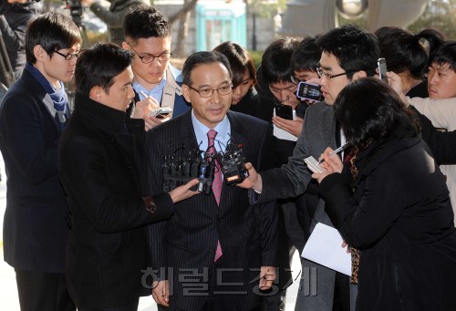 역외탈세의혹을 받고 있는 선종구 하이마트회장이 19일 오전 9시10분경 서울 서초동 대검찰청사에 출두를 하고 있다. 선회장은 기자들의 물음에 "성실히 조사받겠다."고 짤막하게 언급후 조사실로 향하고 있다.<br />이상섭 기자. babtong@heraldm.com 2012.03.19\r\n역외탈세의혹을 받고 있는 선종구 하이마트회장이 19일 오전 9시10분경 서울 서초동 대검찰청사에 출두를 하고 있다. 선회장은 기자들의 물음에 "성실히 조사받겠다."고 짤막하게 언급후 조사실로 향하고 있다.\n이상섭 기자. babtong@heraldm.com 2012.03.19\r\n역외탈세의혹을 받고 있는 선종구 하이마트회장이 19일 오전 9시10분경 서울 서초동 대검찰청사에 출두를 하고 있다. 선회장은 기자들의 물음에 "성실히 조사받겠다."고 짤막하게 언급후 조사실로 향하고 있다.\n이상섭 기자. babtong@heraldm.com 2012.03.19\r\n선종구(65·가운데) 하이마트 회장이 피의자 신분으로 19일 오전 서울 서초동 대검찰청에 출두하고 있다. 회삿돈을 빼돌린 혐의다. 검찰은 선 회장이 회삿돈을 빼돌린 부분에 대한 상당한 증거자료를 갖고 수사를 벌이고 있다.   이상섭 기자/abtong@