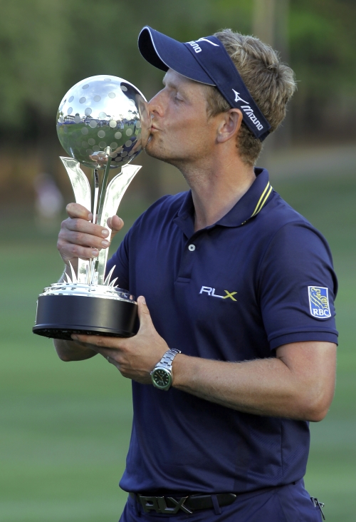<YONHAP PHOTO-0308> Luke Donald, of England, kisses the trophy after winning the Transitions Championship golf tournament in a playoff Sunday, March 18, 2012, in Palm Harbor, Fla. (AP Photo/Chris O'Meara)/2012-03-19 08:22:03/ <저작권자 ⓒ 1980-2012 ㈜연합뉴스. 무단 전재 재배포 금지.>
Luke Donald
AP-Yonhap News