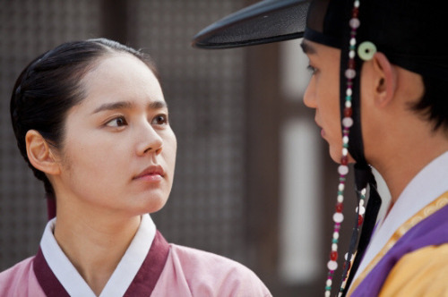 한가인(영화배우,탤런트)/김수현(영화배우,탤런트)\r\n한결같은 마음을 원했다. 대한민국 미혼남성들이 꼽는 결혼상대들의 최고의 매력은 바로 ‘일편단심’이었다.