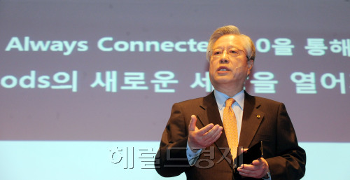 19일 오전 서울 광화문 kt에서 이석채 회장이 올레경영 2기전략 관련 기자회견을 하고 있다./ 안훈기자 rosedale@ 2012.03.19\r\n19일 오전 서울 광화문 kt에서 이석채 회장이 올레경영 2기전략 관련 기자회견을 하고 있다./ 안훈기자 rosedale@ 2012.03.19\r\n지난주 주주총회에서 연임에 성공한 이석채 KT 회장이 19일 서울 광화문 사옥에서 ‘올레경영 2기’전략과 관련해 기자회견을 하고 있다.  안훈 기자/rosedale@
