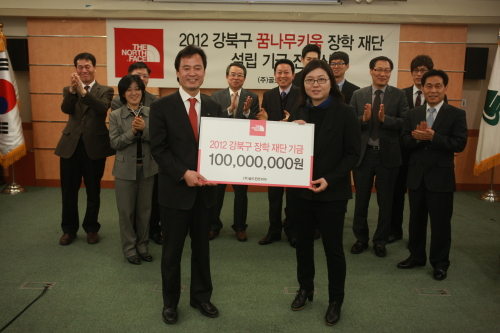 노스페이스(대표 성기학)는 19일 오전 9시30분 ‘강북구 꿈나무키움 장학재단’ 설립을 위해 써달라며 기탁금 1억원을 박겸수 서울 강북구청장에게 전달했다. 노스페이스 성가은(오른쪽) 이사가 박수겸(왼쪽) 구청장에게 장학기금을 전달한 뒤 기념사진을 찍고 있다.