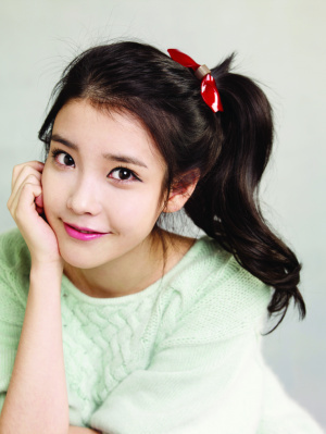 아이유(가수)\r\n경남제약(053950)은 올해 새롭게 선보일 ‘너랑나랑 레모나’ 캠페인과 관련해 가수 아이유를 모델로 선정했다고 19일 밝혔다.