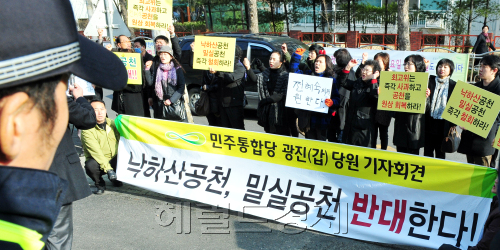 19일 영등포 당사에서 열린 최고위원회의장에  광진갑 시민들이 피켓시위를 하고 있다. 박현구 기자phko@heraldm.com 2012.03.19\r\n19일 영등포 당사에서 열린 최고위원회의장에  광진갑 시민들이 피켓시위를 하고 있다. 박현구 기자phko@heraldm.com 2012.03.19