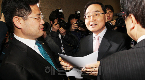 공천심사위원장이 19일 국회에서 열리는 비상대책회의장에 들어서고 있다. 박현구 기자phko@heraldm.com 2012.03.19
Saenuri Party’s nomination panel chairman Chung Hong-won (center) enters a supreme council members’ meeting at the National Assembly on Monday.  Park Hyun-koo/The Korea Herald