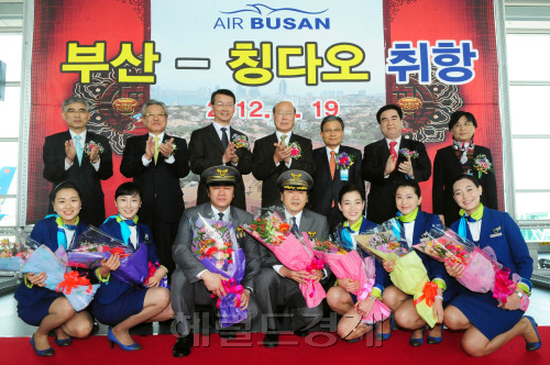 에어부산(대표 김수천)이 19일 부산공항 국제선청사 탑승장에서 첫 부산-칭다오 노선 취항식을 갖고 승무원들과 내빈이 기념촬영을 하고 있다. 부산-칭다오 노선은 오전 10시 30분 부산 출발, 오후 12시 35분(현지시간) 칭다오 출발로 매일 왕복 1회 운항한다. 뒷줄 왼쪽부터 조춘순 부산지방항공청장, 신정택 부산상의회장, 김수천 에어부산대표, 김종해 부산시행정부시장, 강병중 넥센회장, 김석조 부산시의회부의장, 학효비 주부산중국총영사  <br />부산=김명섭 기자. msiron@heraldm.com 2012.03.19\r\n에어부산(대표 김수천)이 19일 부산공항 국제선청사 탑승장에서 첫 부산-칭다오 노선 취항식을 갖고 승무원들과 내빈이 기념촬영을 하고 있다. 부산-칭다오 노선은 오전 10시 30분 부산 출발, 오후 12시 35분(현지시간) 칭다오 출발로 매일 왕복 1회 운항한다. 뒷줄 왼쪽부터 조춘순 부산지방항공청장, 신정택 부산상의회장, 김수천 에어부산대표, 김종해 부산시행정부시장, 강병중 넥센회장, 김석조 부산시의회부의장, 학효비 주부산중국총영사  \n부산=김명섭 기자. msiron@heraldm.com 2012.03.19