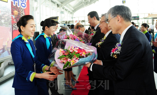 에어부산(대표 김수천)이 19일 부산공항 국제선청사 탑승장에서 첫 부산-칭다오 노선 취항식을 갖고 승무원들에게  내빈이 꽃다발을 주고 있다. 부산-칭다오 노선은 오전 10시 30분 부산 출발, 오후 12시 35분(현지시간) 칭다오 출발로 매일 왕복 1회 운항한다. <br />부산=김명섭 기자. msiron@heraldm.com 2012.03.19\r\n에어부산(대표 김수천)이 19일 부산공항 국제선청사 탑승장에서 첫 부산-칭다오 노선 취항식을 갖고 승무원들에게  내빈이 꽃다발을 주고 있다. 부산-칭다오 노선은 오전 10시 30분 부산 출발, 오후 12시 35분(현지시간) 칭다오 출발로 매일 왕복 1회 운항한다. \n부산=김명섭 기자. msiron@heraldm.com 2012.03.19