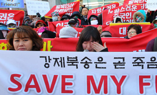<YONHAP PHOTO-0970> '탈북자 강제북송 중단해 주세요' (서울=연합뉴스) 이상학 기자 = 11일 오후 서울 종로구 옥인교회 앞에서 열린 탈북자 강제북송 중지촉구 기자회견에서 한 참석 학생이 눈물을 흘리고 있다. 2012.3.11 leesh@yna.co.kr/2012-03-11 15:39:33/ <저작권자 ⓒ 1980-2012 ㈜연합뉴스. 무단 전재 재배포 금지.>
Protesters denounce China’s repatriation of North Korean refugees at a rally in Jongno, Seoul.    Yonhap News