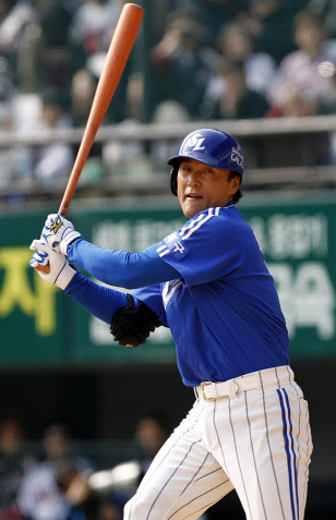 이승엽(야구선수)\r\n지난 17일부터 열린 전국의 시범경기에는 팬들이 쓰나미처럼 몰려들었다. 전국의 구장들은 개막부터 이틀간 10만1351명의 인파로 발디딜 틈이 없었다. 17일에는 시범경기 개막일 최다 관객 신기록(4만3843명)을 세웠다.