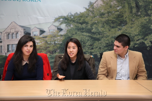 Two Harvard University students, Courtney Grogan (left) and Ross Ford (right), look on as Park Shin-won of Ewha Womans University talks about their meeting with North Korean defector students at Ewha Womans University in Seoul last Friday.  Ewha Womans University
