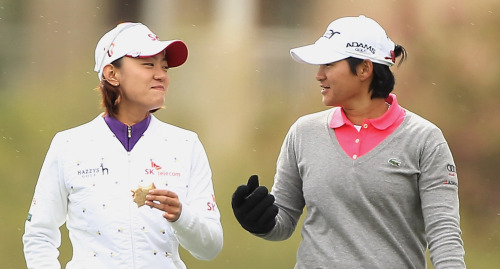 <YONHAP PHOTO-0300> PHOENIX, AZ - MARCH 18: Na Yeon Choi of South Korea (L) and Yani Tseng of Taiwan walk up the tenth fairway during the final round of the RR Donnelley LPGA Founders Cup at the JW Marriott Desert Ridge Resort & Spa on March 18, 2012 in Phoenix, Arizona. Scott Halleran/Getty Images/AFP== FOR NEWSPAPERS, INTERNET, TELCOS & TELEVISION USE ONLY ==../2012-03-19 08:12:08/ <저작권자 ⓒ 1980-2012 ㈜연합뉴스. 무단 전재 재배포 금지.>
Korea’s Choi Na-yeon (left) and Taiwan’s Yani Tseng walk up the 10th fairway at the LPGA Founders Cup on Sunday.  AFP-Yonhap News