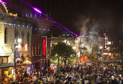 <YONHAP PHOTO-0088> Sixth Street is jammed with people during the SXSW Music Festival in Austin, Texas, Friday, March 16, 2012. (AP Photo/Austin American-Statesman, Jay Janner) MAGS OUT; NO SALES; INTERNET AND TV MUST CREDIT PHOTOGRAPHER AND STATESMAN.COM /2012-03-18 01:29:38/ <저작권자 ⓒ 1980-2012 ㈜연합뉴스. 무단 전재 재배포 금지.>
Sixth Street is jammed with people during the SXSW Music Festival in Austin, Texas, on Friday.  AP-Yonhap News