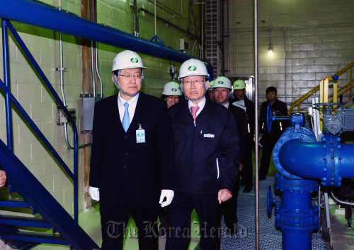 Knowledge Economy Minister Hong Suk-woo (left) inspects Wolseong nuclear power plant in Gyeongju, North Gyeongsang Province, along with chief of the plant Chung Young-ik on Monday.  MKE