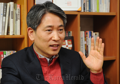 최진 대통령리더쉽연구소 소장.<br />이상섭 기자. babtong@heraldm.com 2012.03.13
Choi Jin, president of the Korean Association for Presidential Leadership Studies, speaks during a recent interview.
Lee Sang-sub/The Korea Herald