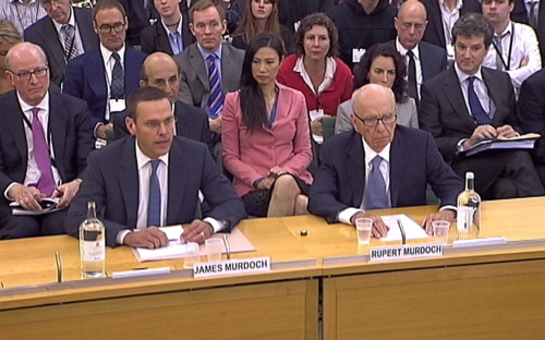 <YONHAP PHOTO-0015> News International Chairman James Murdoch (front L), and his father Rupert Murdoch, are seen appearing before parliamentarian in London in this July 19, 2011 file photograph. James Murdoch, the younger son of chairman Rupert, would relinquish his position as executive chairman of its News International unit, News Corp said on February 29, 2012. REUTERS/Parbul TV via Reuters TV/Files (BRITAIN - Tags: MEDIA BUSINESS POLITICS) FOR EDITORIAL USE ONLY. NOT FOR SALE FOR MARKETING OR ADVERTISING CAMPAIGNS/2012-03-01 00:28:20/ <저작권자 ⓒ 1980-2012 ㈜연합뉴스. 무단 전재 재배포 금지.>
James Murdoch